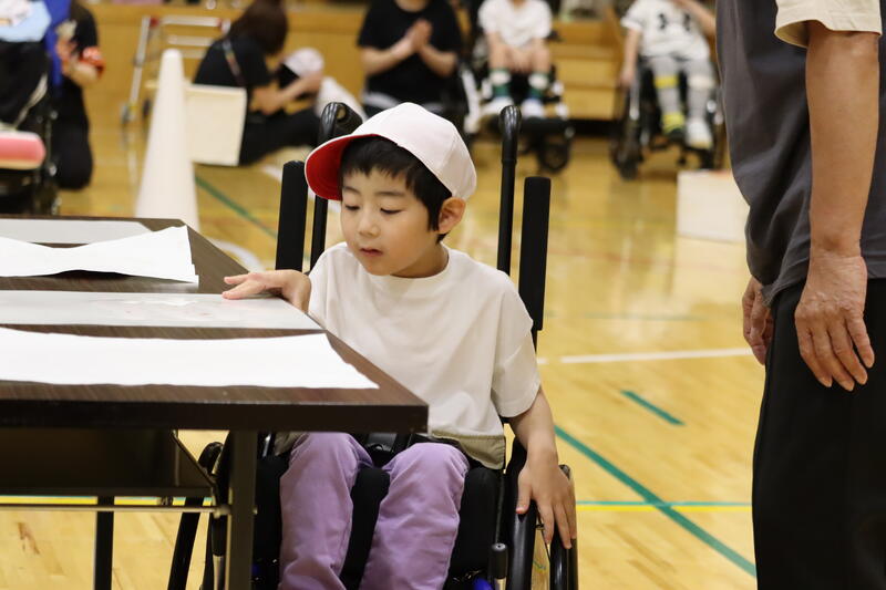 おにぎりの具を選んでいます